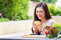 young-woman-wearing-clear-aligners-about-to-eat-a-sandwich