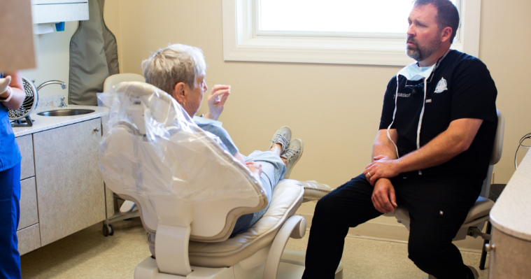 patient-and-dentst-haveing-a-conversation